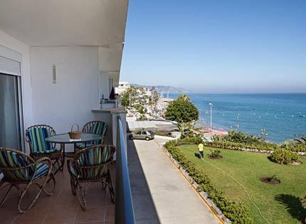 Apartamento En Nerja. Primera Linea De Playa Buitenkant foto